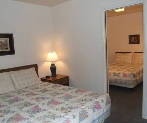 Two Room: Queen / Double